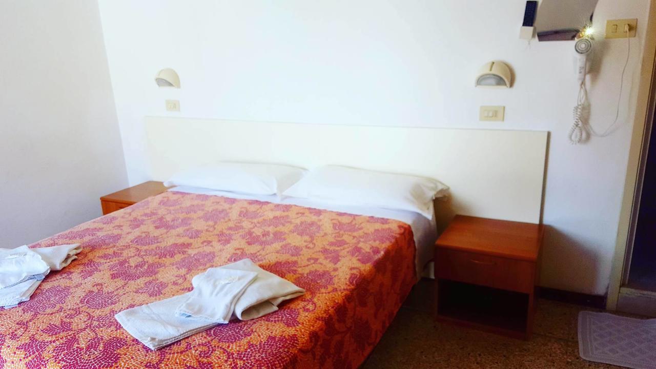 Hotel Moroni ริมินี ภายนอก รูปภาพ