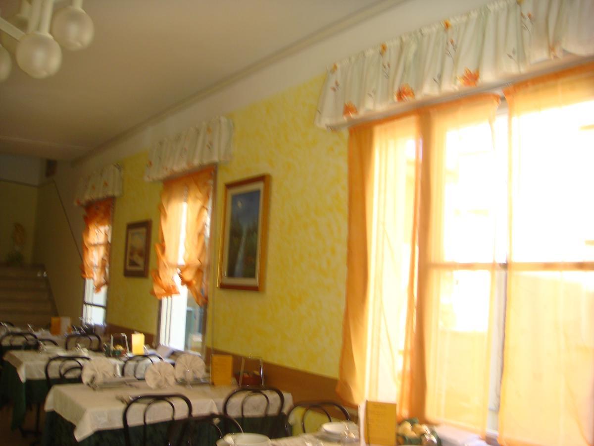 Hotel Moroni ริมินี ภายนอก รูปภาพ