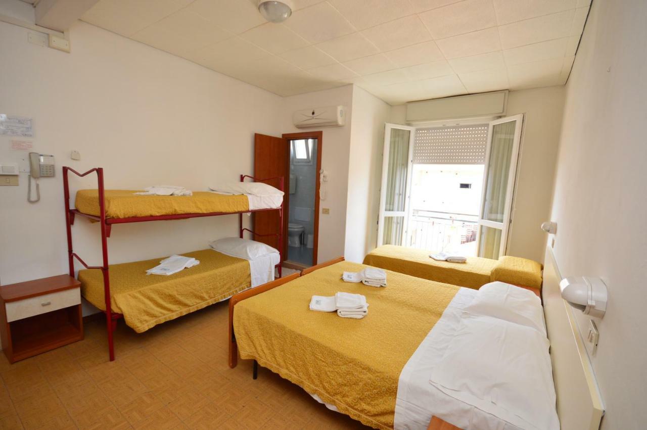 Hotel Moroni ริมินี ภายนอก รูปภาพ