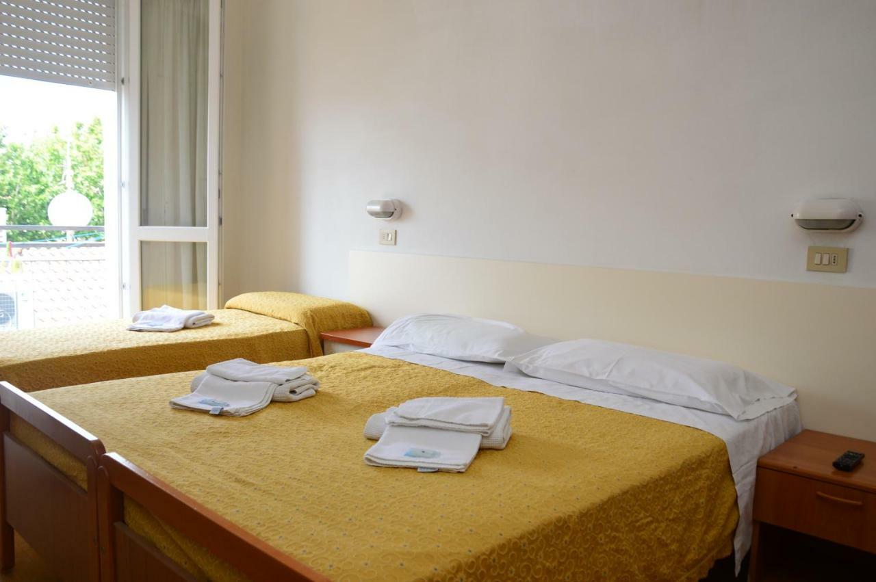 Hotel Moroni ริมินี ภายนอก รูปภาพ